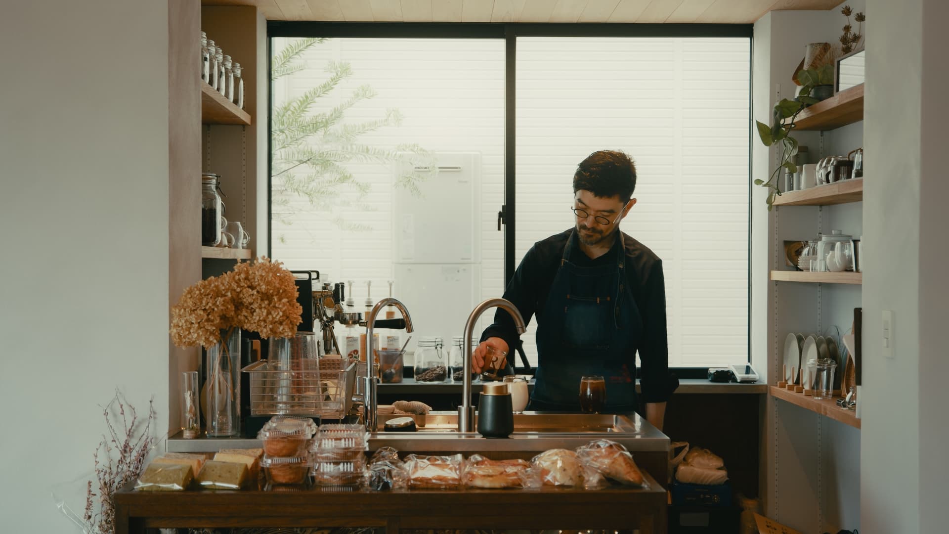 cafe_v01_still_01_02_26_21