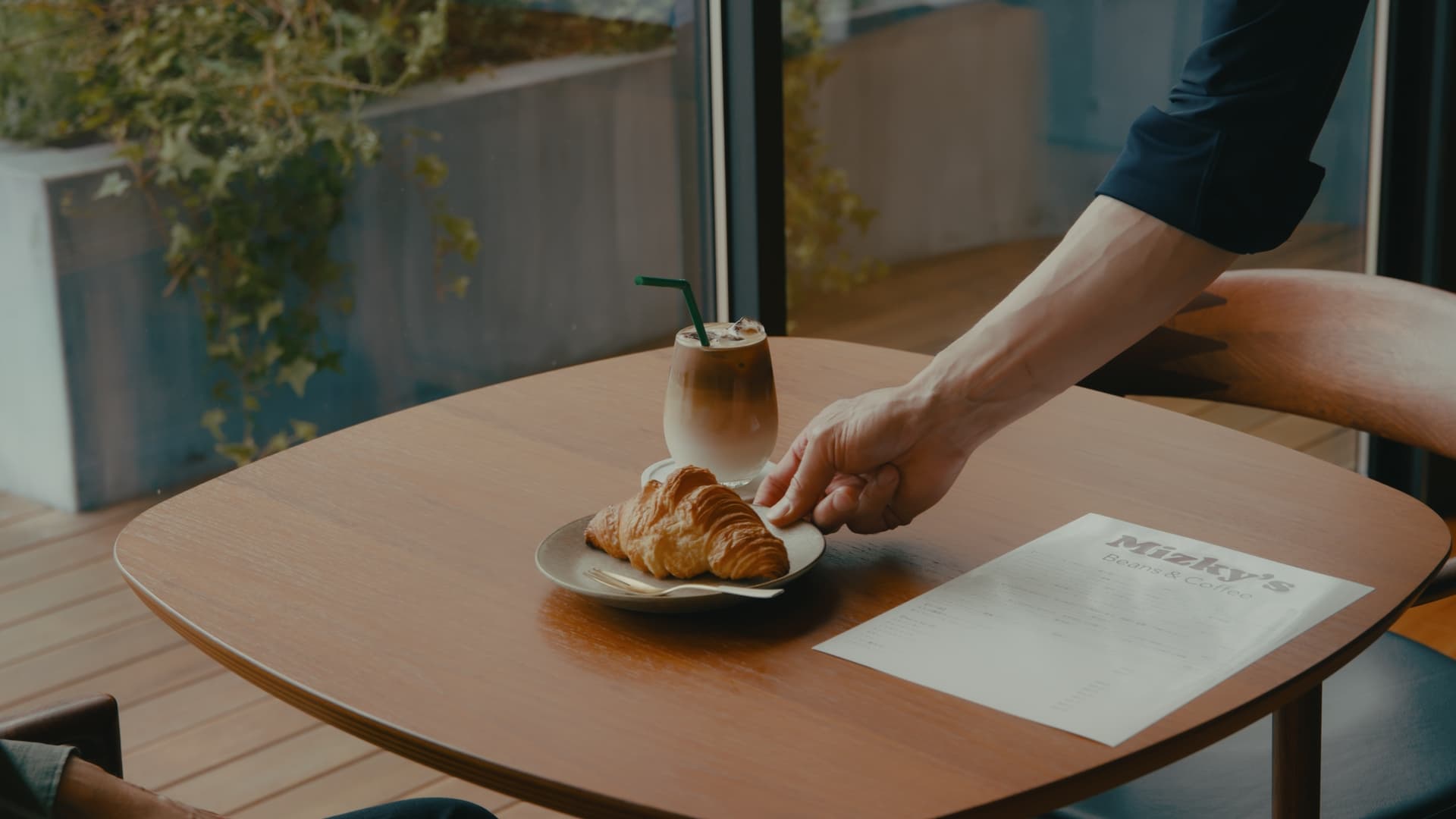 cafe_v01_still_01_02_34_05
