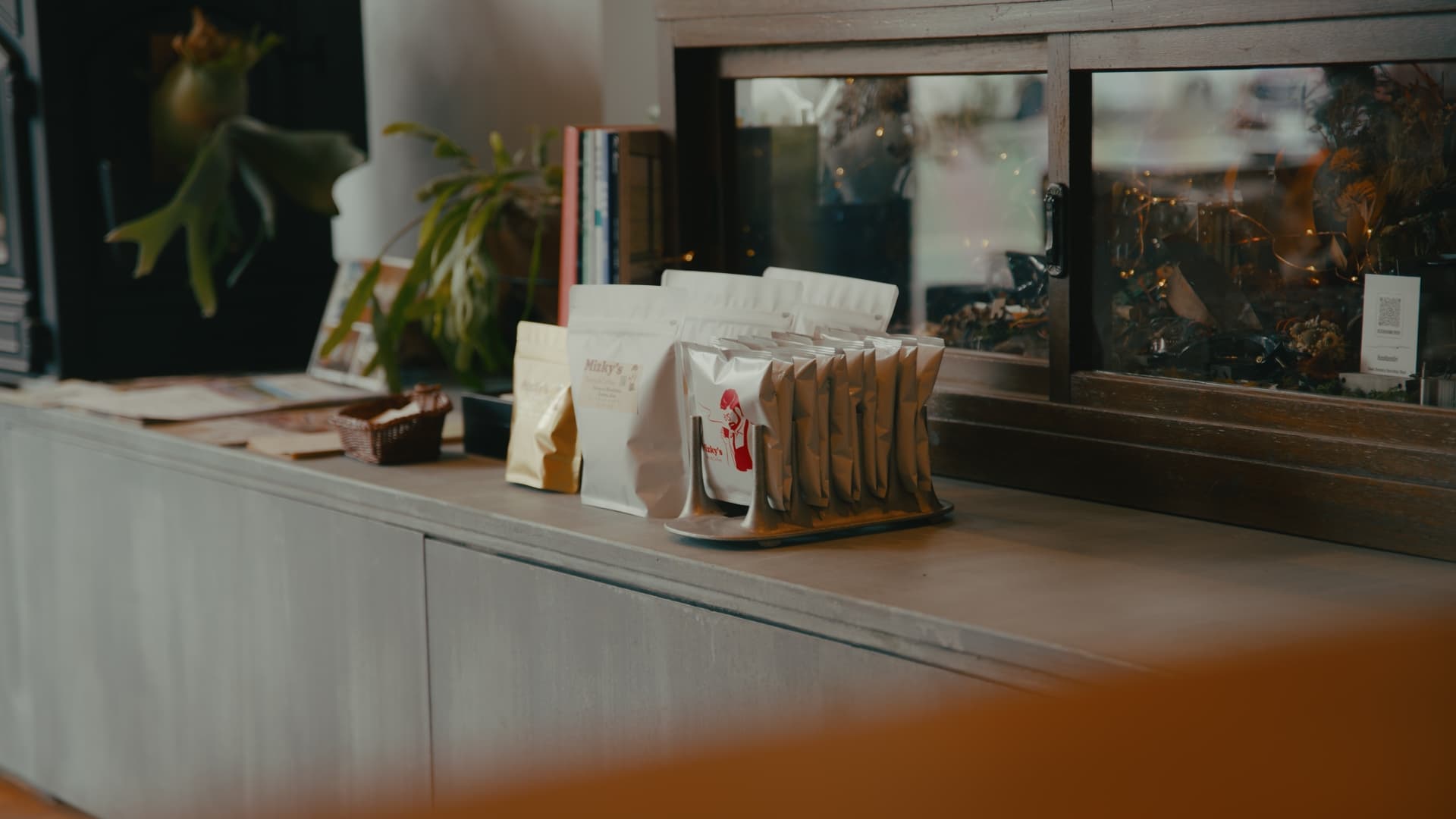 cafe_v01_still_01_02_38_01